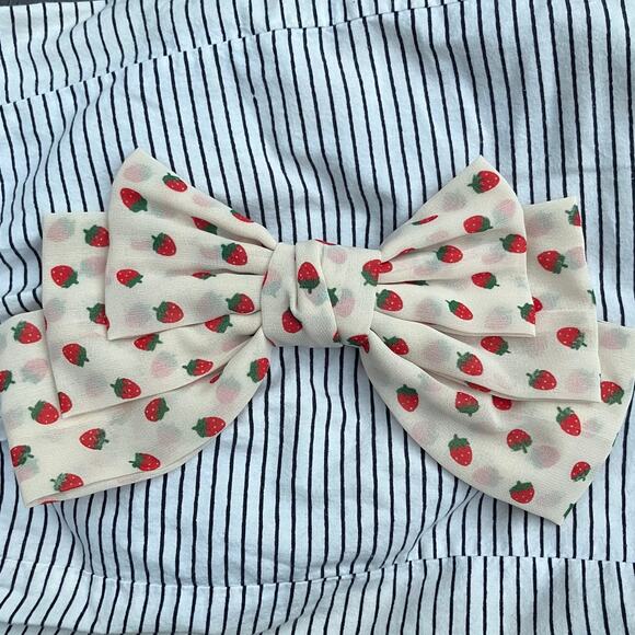 Cream strawberry hair clip bow ribbon, coquette Y2K cottagecore - Picture 1 of 6